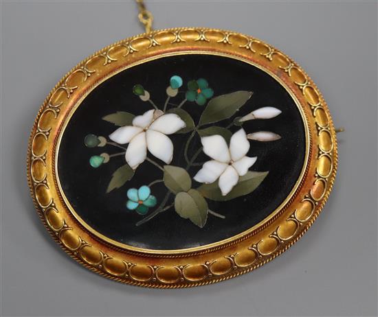 A Victorian yellow metal and floral pietra dura oval brooch, with ropetwist border, 6cm.